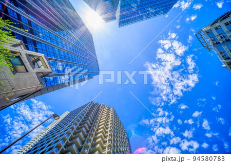 タワーマンションのある都市風景 94580783