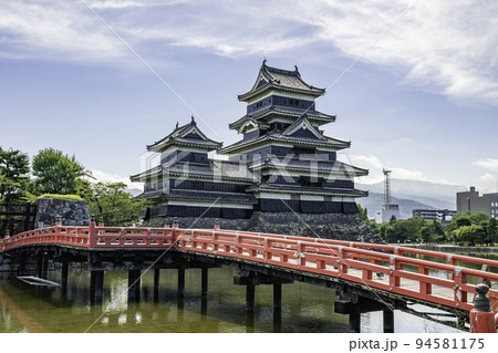 松本城 天守閣と埋橋 長野県松本市 松本城 天守閣と埋橋 長野県松本市 94581175