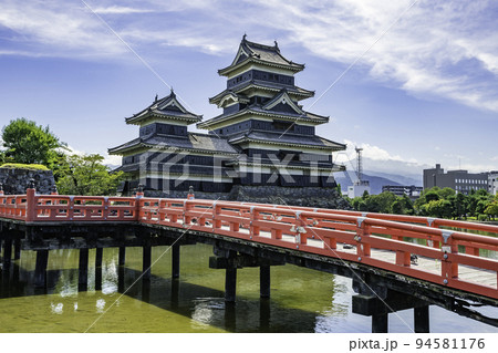 松本城　天守閣と埋橋　長野県松本市 94581176