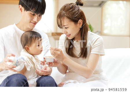 離乳食を食べる赤ちゃん 94581559