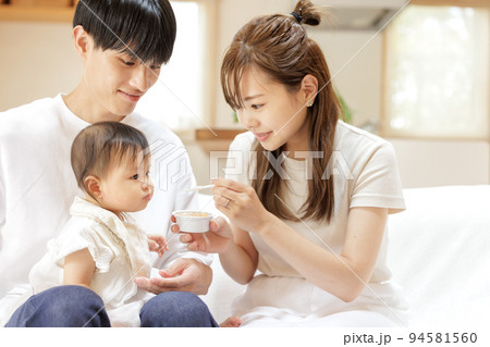 離乳食を食べる赤ちゃん 94581560