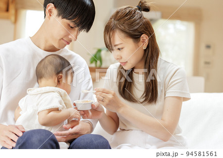 離乳食を食べる赤ちゃん 94581561
