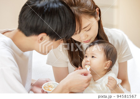 離乳食を食べる赤ちゃん 離乳食を食べる赤ちゃん 94581567