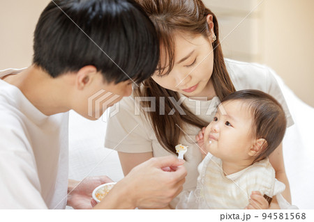 離乳食を食べる赤ちゃん 94581568
