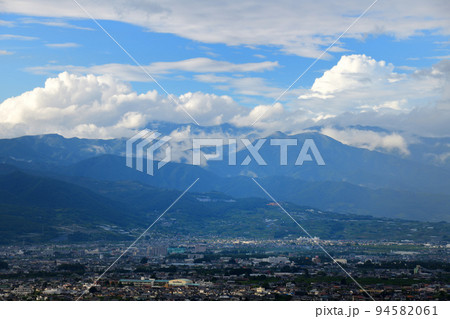 甲府盆地と雲が湧きたつ山々 94582061