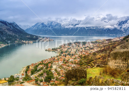 高台から望むモンテネグロ・コトルの町並みとコトル湾 94582811