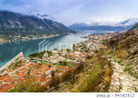 高台から望むモンテネグロ・コトルの町並みとコトル湾 高台から望むモンテネグロ・コトルの町並みとコトル湾 94582812