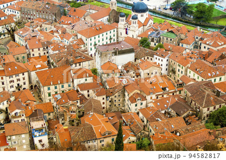 高台から望むモンテネグロ・コトルの町並みの写真素材 [94582817] - PIXTA