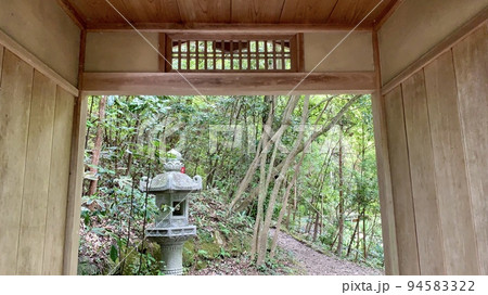 石の野外ミュージアム「恩賜苑」の表門と石灯籠［岡崎中央総合公園/愛知県岡崎市］ 94583322
