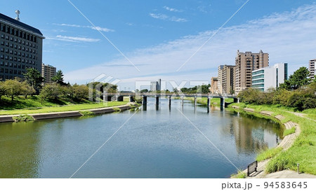 秋晴れの青空に映える乙川と殿橋［明代橋より/愛知県岡崎市］ 94583645