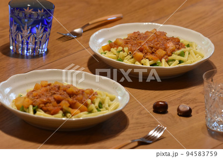 ログハウスで食昼のマカロニパスタ 94583759