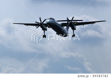 大阪国際空港 ANA ボンバルディア DHC8-Q400 プロペラ機 着陸態勢 千里川尻 大阪国際空港 ANA ボンバルディア DHC8-Q400 プロペラ機 着陸態勢 千里川尻 94583782