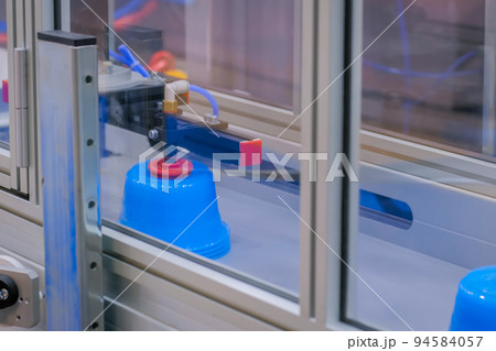 Pots on conveyor belt of plastic injection molding machine with robotic arm 94584057