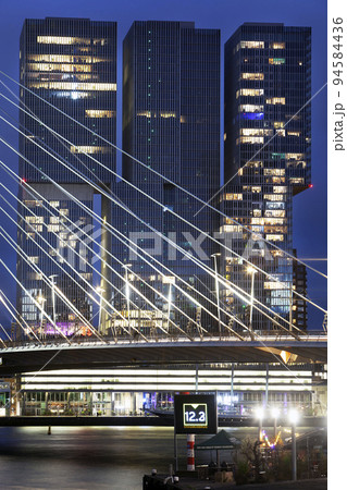 Urban twilight view of the Erasmus bridge in Rotterdam 94584436