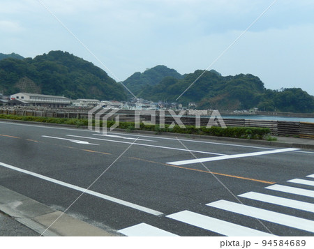 新温泉町の国道178号線と日本海 新温泉町の国道178号線と日本海 94584689