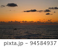 夕暮れ時の海 94584937