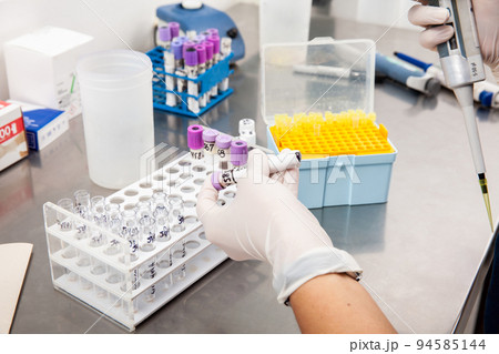 Scientist preparing bone marrow samples for flow cytometric analysis in the laboratory. 94585144