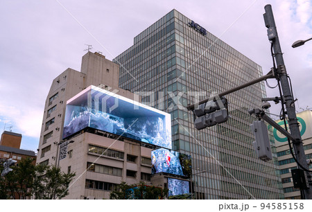 日本の東京都市景観　表参道駅前、青山通りなどの街並みを望む＝9月21日 94585158