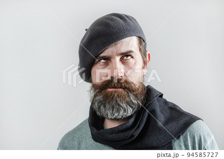 Bearded man in beret 94585727