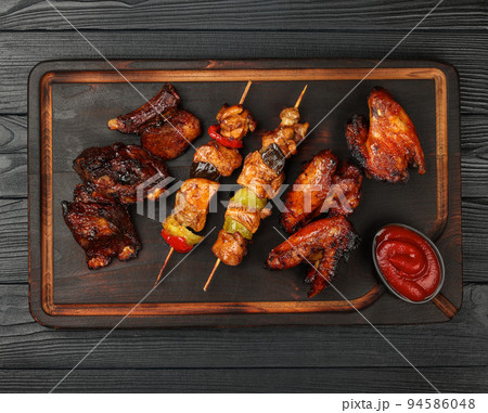 Mixed barbecue of chicken wings and beef ribs Mixed barbecue of chicken wings and beef ribs 94586048