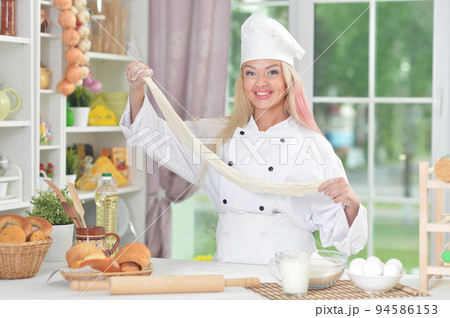 Young woman cooking healthy food in kitchen 94586153