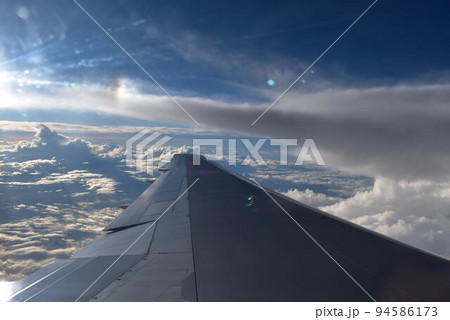 羽根と青空 94586173