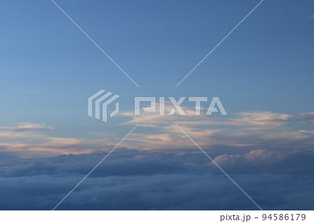 機上の雲 94586179