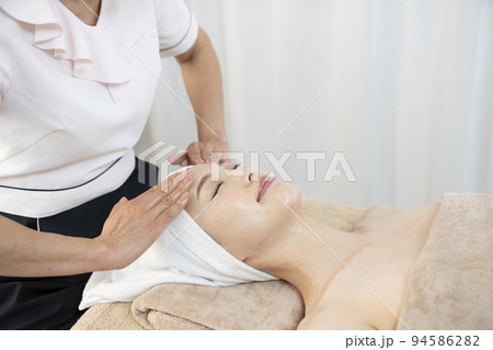 エステサロンで施術を受ける女性 94586282