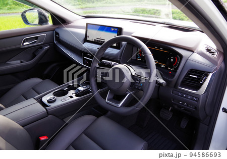 スポーティーで高級感のある最新のシリーズハイブリッド型SUV車の内装 スポーティーで高級感のある最新のシリーズハイブリッド型SUV車の内装 94586693