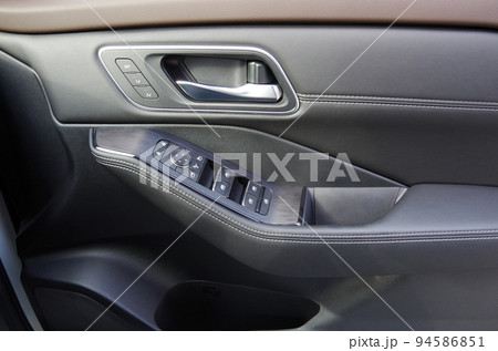 スポーティーで高級感のある最新のシリーズハイブリッド型SUV車の内装 スポーティーで高級感のある最新のシリーズハイブリッド型SUV車の内装 94586851