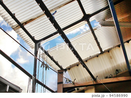 台風の被害を受けたひさし 雨よけ 台風の被害を受けたひさし 雨よけ 94586990