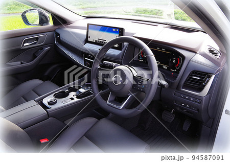 スポーティーで高級感のある最新のシリーズハイブリッド型SUV車の内装(イラスト風) スポーティーで高級感のある最新のシリーズハイブリッド型SUV車の内装(イラスト風) 94587091