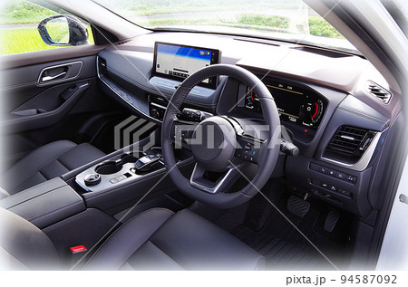 スポーティーで高級感のある最新のシリーズハイブリッド型SUV車の内装(イラスト風) スポーティーで高級感のある最新のシリーズハイブリッド型SUV車の内装(イラスト風) 94587092