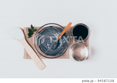 Making simple homemade cosmetic skin care mask 94587138