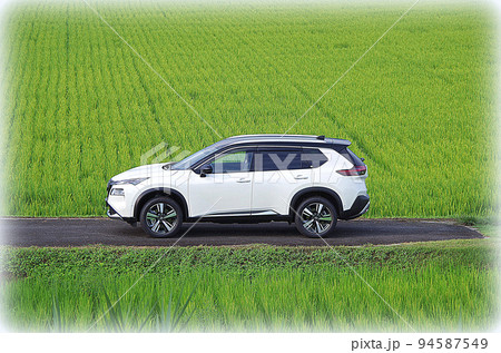 緑色の田んぼに映える白色のシリーズハイブリッド型SUV車（イラスト風） 94587549