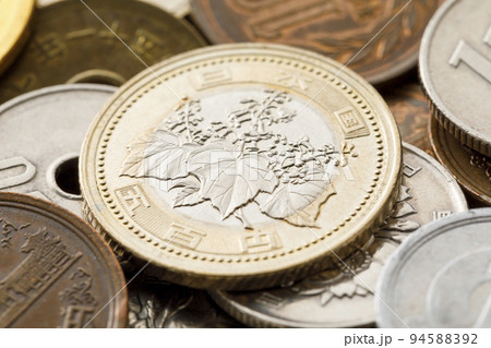 お金　硬貨　新五百円玉 94588392