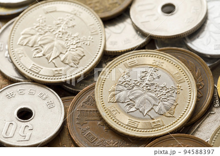 お金 硬貨 新旧五百円玉 お金 硬貨 新旧五百円玉 94588397