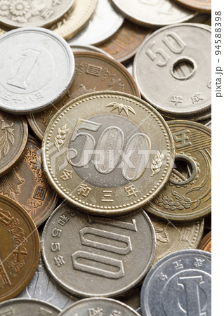 お金　硬貨　新五百円玉 94588398