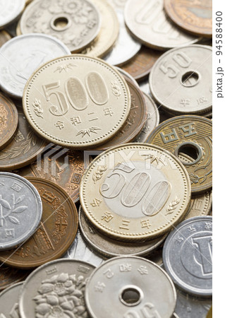 お金　硬貨　新旧五百円玉 94588400