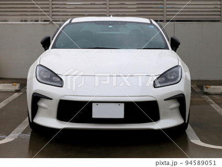 駐車場の白いスポーツカー　イメージ 94589051