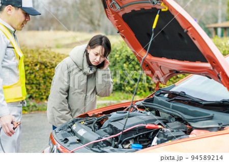 車の故障でロードサービスを呼んだ女性ドライバー 車の故障でロードサービスを呼んだ女性ドライバー 94589214