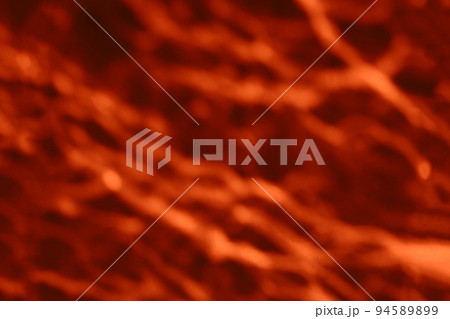 水面を反射した朝の日差しが白い壁面に赤い波紋を映し出す抽象的な背景素材 水面を反射した朝の日差しが白い壁面に赤い波紋を映し出す抽象的な背景素材 94589899