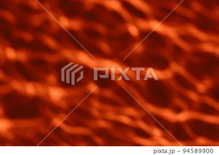 水面を反射した朝の日差しが白い壁面に赤い波紋を映し出す抽象的な背景素材 水面を反射した朝の日差しが白い壁面に赤い波紋を映し出す抽象的な背景素材 94589900