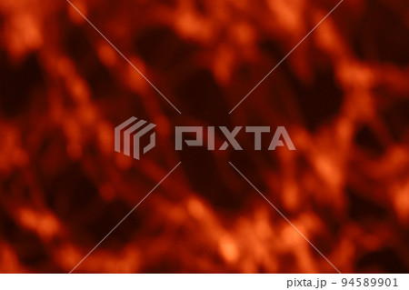 水面を反射した朝の日差しが白い壁面に赤い波紋を映し出す抽象的な背景素材 94589901