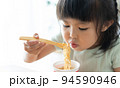 カップラーメンを食べる4歳の子供（食事・お菓子・育児・子育て） 94590946