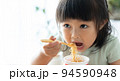 カップラーメンを食べる4歳の子供（食事・お菓子・育児・子育て） 94590948