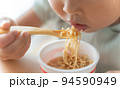 カップラーメンを食べる4歳の子供（食事・お菓子・育児・子育て） 94590949