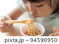 カップラーメンを食べる4歳の子供（食事・お菓子・育児・子育て） 94590950