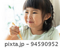 食事する4歳の子供（食事・お菓子・育児・子育て） 94590952