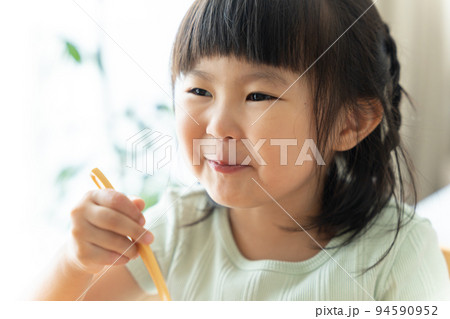 食事する4歳の子供（食事・お菓子・育児・子育て） 94590952